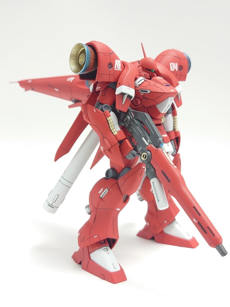 主兵装のビームマシンガンは肩から伸びるダクト?と干渉して持たせ難いです⤵️グレー1色だと淋しいので赤と白で塗分しましたがマスキングが面倒くさかった😓でもやった甲斐はありました🎵場所取るのでシュツルム・ブースター外して飾っておこうと思ってましたが、いざ付けてみるとやっぱこっちの方が好きなので暫くはこの状態で飾っておこうかと😆✋