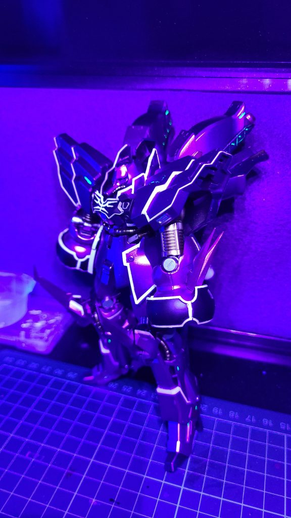 各所蛍光塗料にて発光するようにしてます(*^^*)ライト当てないとあまり目立ちませんし普段当たることはないですがちょっとしたこだわりをw 