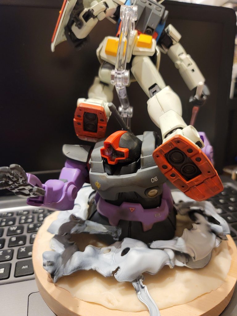 ドムは元々完成品中古で無塗装トップコートされていたのでそのまま汚しだけMGガンダムver2.0は10年以上前に作ったものを引っ張り出してアニメカラーで全塗装汚し