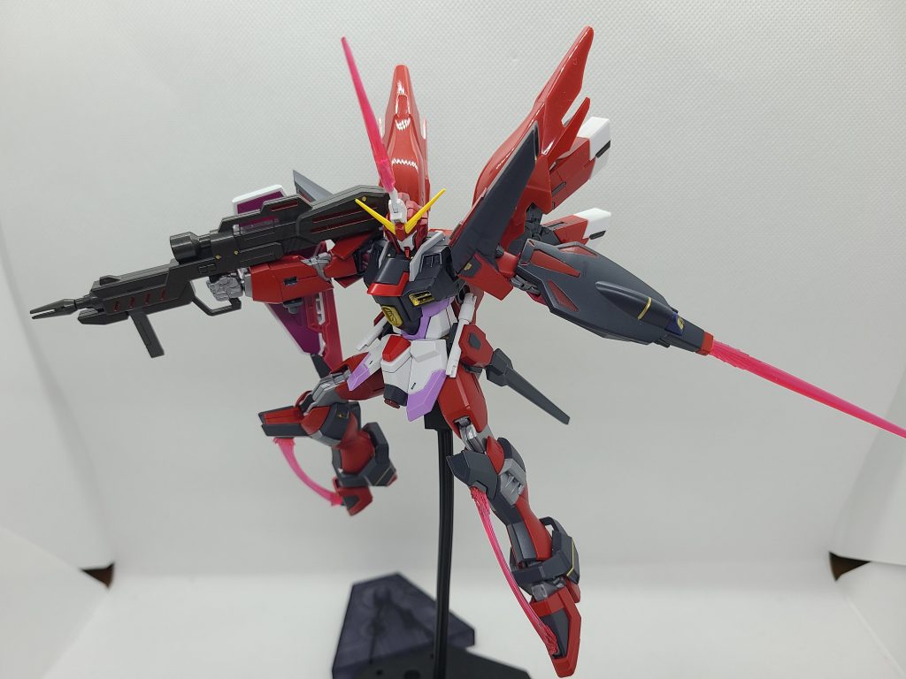 とりあえず敵サイドをイメージして作りました(笑)色々いじくって最終的なイメージは良くネタにされている「逆襲のアスラン」みたいな(笑)パイロットはアウラの二番煎じみたいな。凄い研究見つけて「失敗?でも私なら上手くやれる気がする!」みたいな舞い上がっちゃた駄目な子です。前作の「リフェイト」の開発及びパイロットの里親(施設長)の設定で、めっちゃ愛しちゃった(研究者としては)ダメ親的な「リメイカー」を先に試験的に作って、反省点とかを生かした正式仕様が「リフェイト」って感じです~