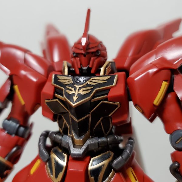 HG シナンジュのエングレービング筆塗り塗装やってますが、地獄や…なんやったら仮組の時点で右腰のエングレービングのゴールド剥げとるやないか。また外して追加で色足しせんとなぁ…襟、袖、腰前部、胴体の上のネオ・ジオンの大きなエンブレムは比較的短時間でキレイに色乗せれたんだけど…コックピット下のエングレービングと膝、シールドは悲鳴をあげる程だった。まだまだ知識や経験が足りてなくて…ゴールド塗って、はみ出た部分を拭って…なんてしてて、挙げ句の果てには少しお酒も入って正常な判断が出来なかった様で、乾く前にカンナ掛けしちゃって尚汚すと言う…しかもベースの黒い部分が適正にカンナ掛けできてなくて結構目立つくらいに地肌が荒れてしまった。ガンプラの塗装って…焦るとホントになにもいいこと無いことが判明致しましたwwせっかちな自分にはなかなか難しいけど、これは我慢との戦いでもあるなとww他にもシールドの内側を焼鉄色にしたり、大まかにスミイレしたり、バーニアシルバーに塗り分けたり…このHG シナンジュレベルでヒ～ヒ～言うてたら他の難しい作品、素人の自分には何も出来んのじゃないかって思ってさえいる…wwいっそのこと筆塗りは筆塗りでも、黙ってゴールド塗った後、塗料の種類違う黒で塗りつぶして、エングレービング部の黒を剥がして行く方が楽だったかも。あと、前腕に通ってる２本のパイプのうち一本と、シールドにつけるビーム薙刀のベースを塗装中にそれぞれ紛失と破損。バンダイに部品を頼みました。これ、満足行く出来で完成させられるんかね…ww（1枚目）