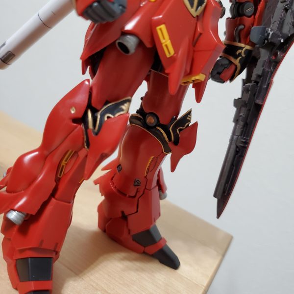 HG シナンジュのエングレービング筆塗り塗装やってますが、地獄や…なんやったら仮組の時点で右腰のエングレービングのゴールド剥げとるやないか。また外して追加で色足しせんとなぁ…襟、袖、腰前部、胴体の上のネオ・ジオンの大きなエンブレムは比較的短時間でキレイに色乗せれたんだけど…コックピット下のエングレービングと膝、シールドは悲鳴をあげる程だった。まだまだ知識や経験が足りてなくて…ゴールド塗って、はみ出た部分を拭って…なんてしてて、挙げ句の果てには少しお酒も入って正常な判断が出来なかった様で、乾く前にカンナ掛けしちゃって尚汚すと言う…しかもベースの黒い部分が適正にカンナ掛けできてなくて結構目立つくらいに地肌が荒れてしまった。ガンプラの塗装って…焦るとホントになにもいいこと無いことが判明致しましたwwせっかちな自分にはなかなか難しいけど、これは我慢との戦いでもあるなとww他にもシールドの内側を焼鉄色にしたり、大まかにスミイレしたり、バーニアシルバーに塗り分けたり…このHG シナンジュレベルでヒ～ヒ～言うてたら他の難しい作品、素人の自分には何も出来んのじゃないかって思ってさえいる…wwいっそのこと筆塗りは筆塗りでも、黙ってゴールド塗った後、塗料の種類違う黒で塗りつぶして、エングレービング部の黒を剥がして行く方が楽だったかも。あと、前腕に通ってる２本のパイプのうち一本と、シールドにつけるビーム薙刀のベースを塗装中にそれぞれ紛失と破損。バンダイに部品を頼みました。これ、満足行く出来で完成させられるんかね…ww（4枚目）