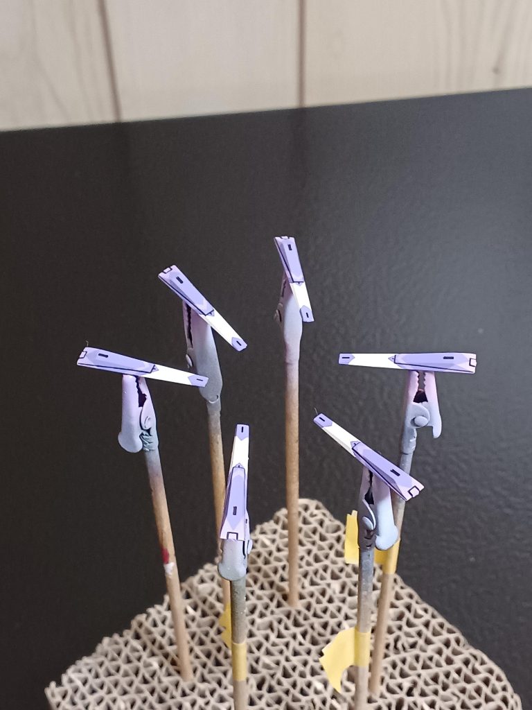 特にフィン・ファンネルが大変でした。画像だと少しぼやけた印象ですが、二色のパープルで塗り分けました(gundam-kao7)グラデ塗装の方が楽だったかもなぁ～と思いましたが、完成してみると頑張って良かったと思いました(gundam-kao4)