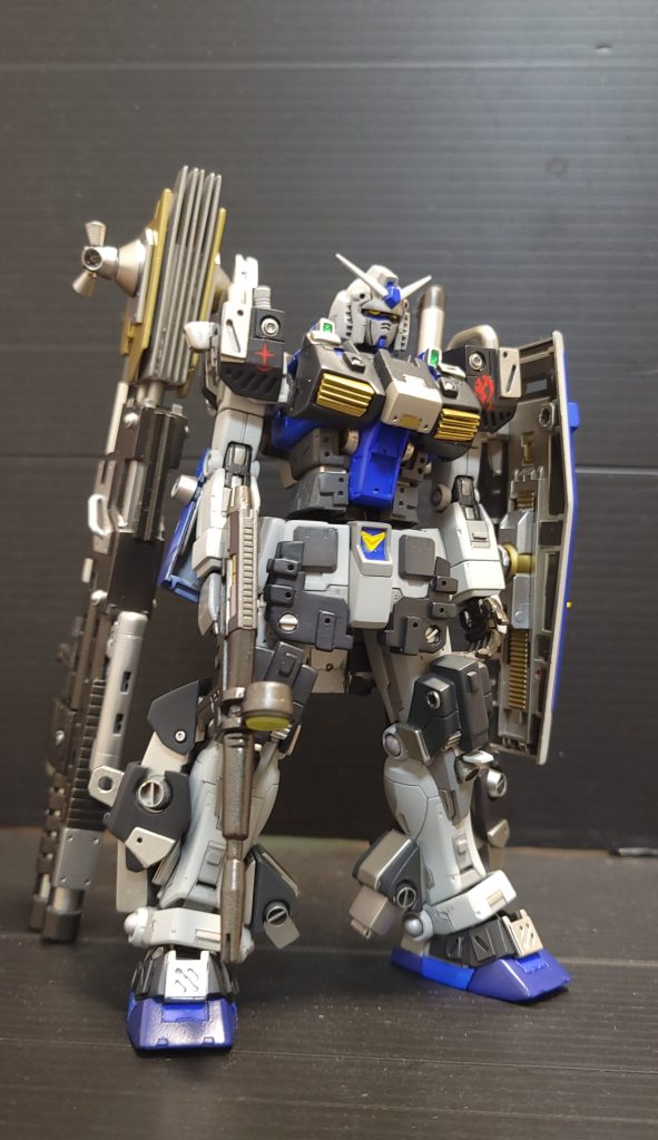 大型ビームバズーカを背負っての発進スタイルです。