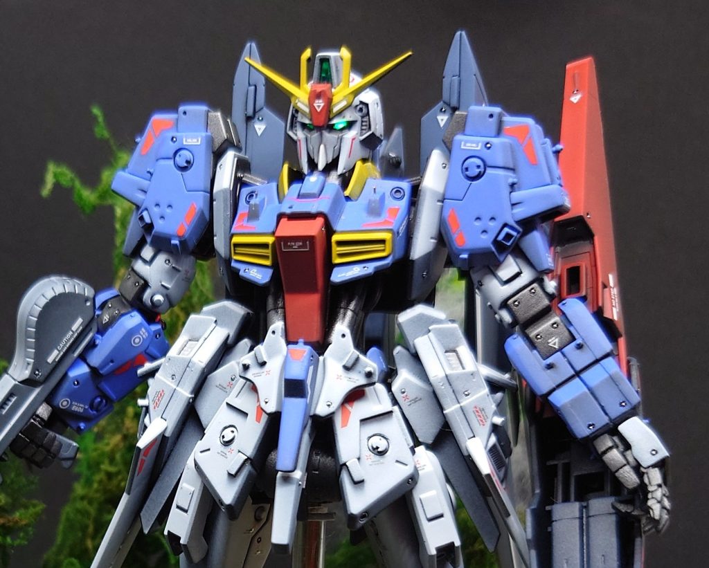 カラーは今回、ミリタリー風ではなく発色の良い感じの少しアニメ風に塗装してみました。でもグラデーションは残してます。写真映りが悪いので分かりにくいですが。