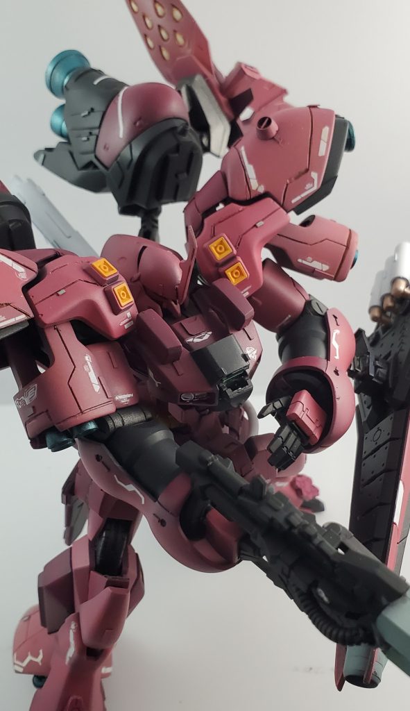 シールドのメガ粒子砲には圧縮型エネルギータンクを３個搭載。３発まで発射可能。レールガンは開発途中ではあるが対艦砲クラスの威力が保証されている。