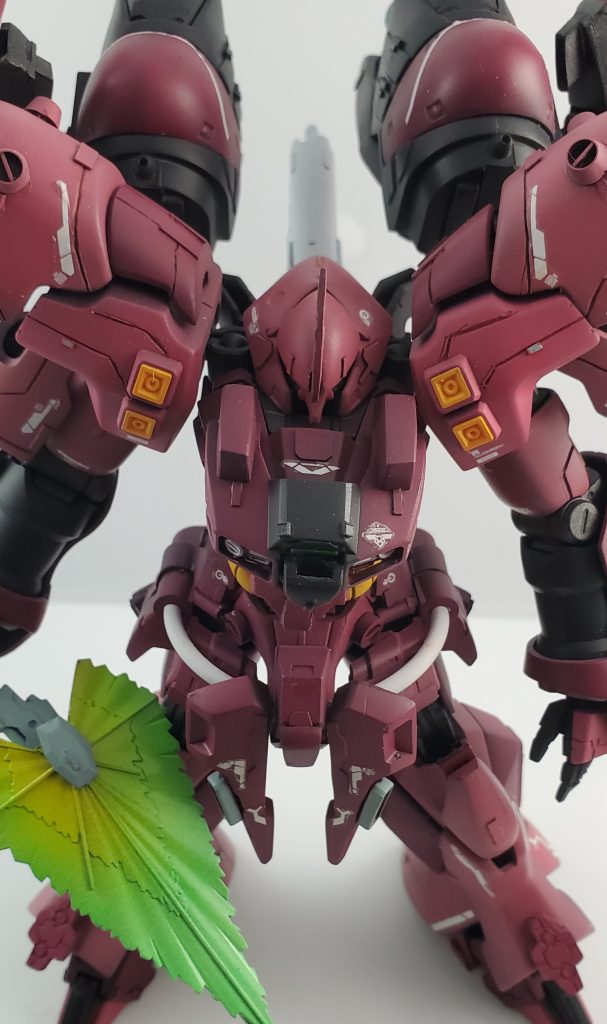 という感じでサザビーの開発途上型という想像で　自作自演のMSを作りました。ジャンクで購入したバラバラのガンプラも成仏できました。