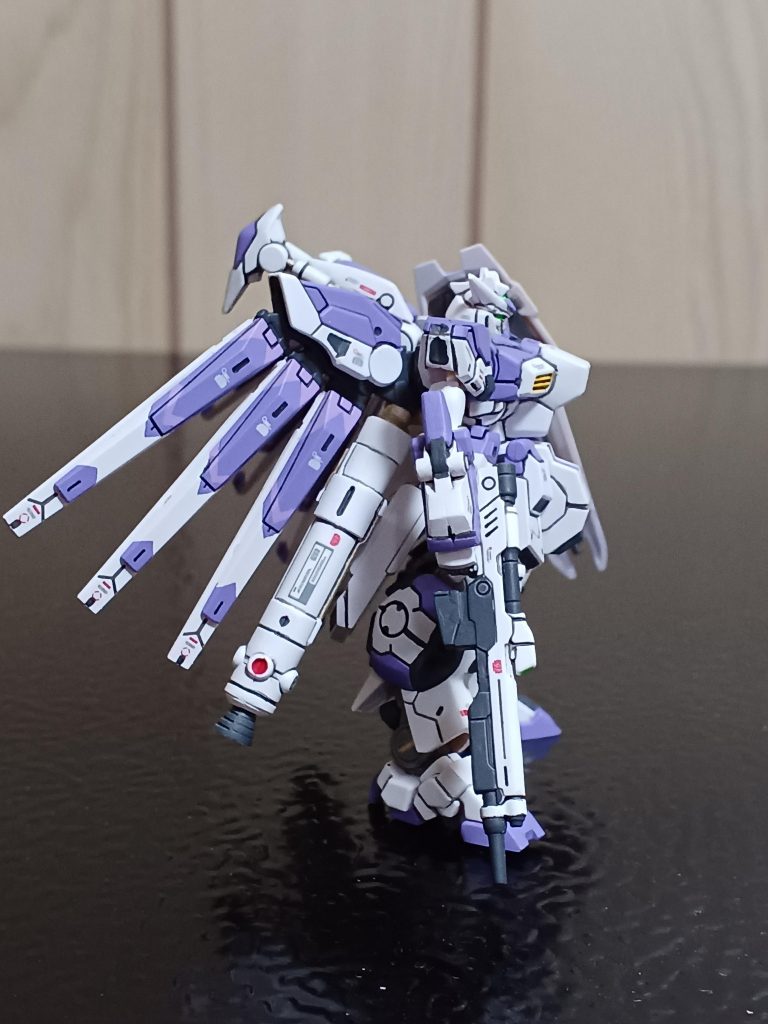 右サイドからのショット。ビームライフルの塗り分けが地味に難しかったですね。 