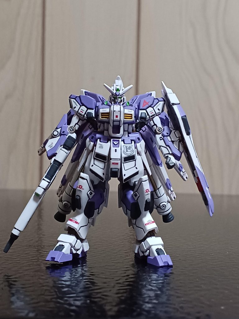 正面からのショット。脚まわりがマッシブでいい(gundam-kao3)