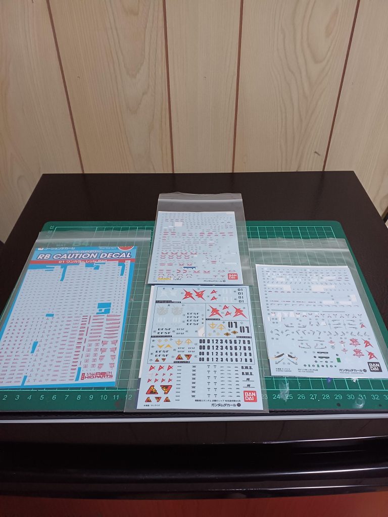 デカールです！本当は左肩のパーソナルマークとシールドに貼ったユニコーンのマーキングを合わせたかったのですが、肩の方が少しはみ出すので分けました性分ですね、こればかりは(gundam-kao5)