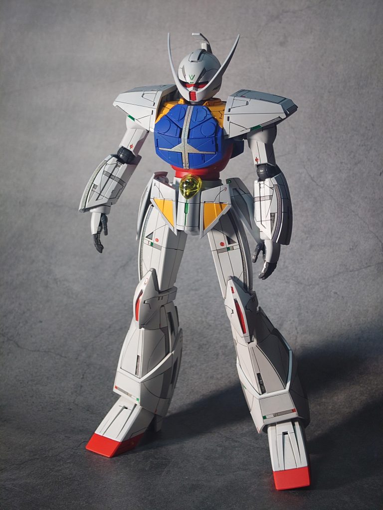 本体はターンエーらしさを損なわないようなデザインでスジボリを追加し一部塗り分けを行ってますマイナスモールドにはメタリックシールを貼って情報量を増やしてます