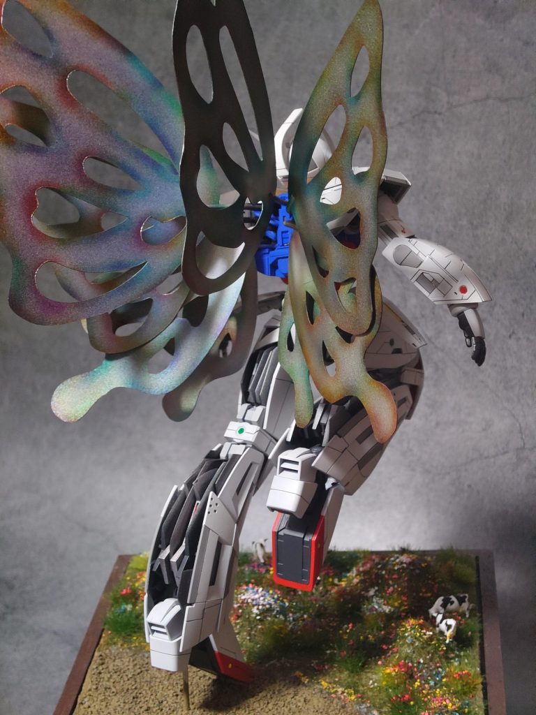 月光蝶の羽根はプラ板で自作して究極レインボーで塗装後クリアカラー6色を使ってグラデーションをかけてます