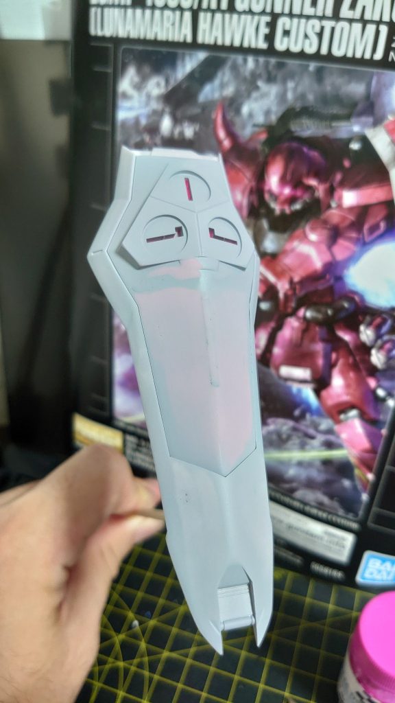 MGザクウォーリアのシールドは、モールドがバチバチに入ってて非常にカッコいいんですが、ライブverのデカールの邪魔になるので埋めて消してます。