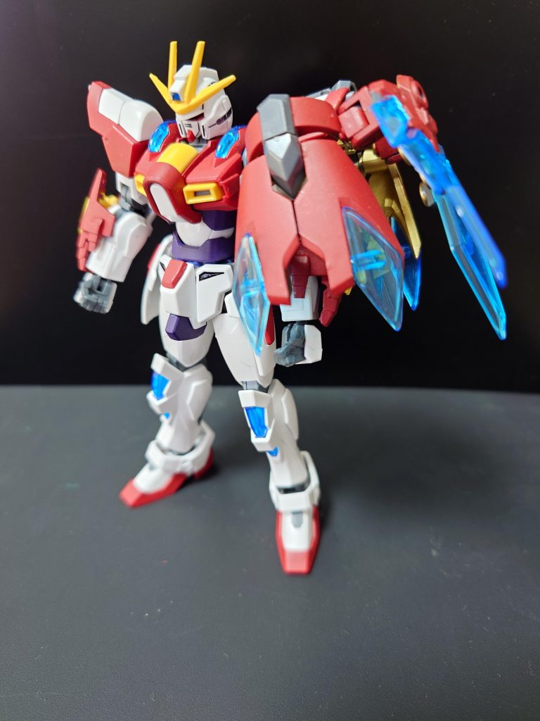 【設定】全国大会に向けてコウサカ・ユウマには不安があった。主軸となるビルドバーニングガンダムの改良をどのように進めるか。カミキ・セカイの協力が得られるのか。得られたとしても技術的に可能なのか。この機体は攻撃力と防御力、解放力を高めるため、いくつか図面に起こしたプランの一つである。結果としては、セカイや好敵手たちの協力によりトライバーニングガンダムが生まれることとなるため、このプランは廃案となった。しかし、後のカミキバーニングガンダムの強化プラン検討時のヒントとなったことは知られていない。