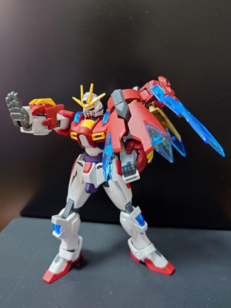 【通常モード】基本的にはビルドバーニングガンダムの動きを妨げないような構造になっており、自由に動作が可能。ペリースについては多少の攻撃には耐えられる防御力を保持している。