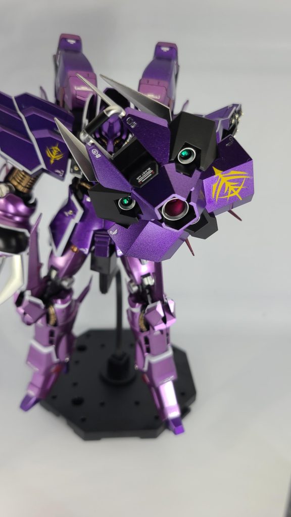 シールドはサフ吹きっぱなしと紫で(*^^*)緑とピンクはネイルアート用のラインストーンを塗装して接着してます(^^)