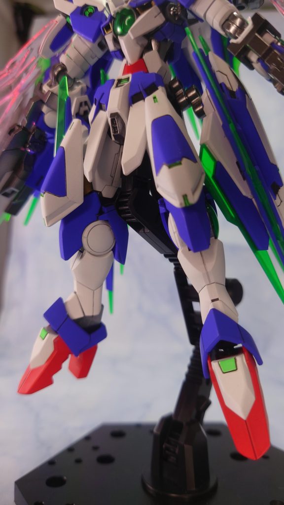 足はクアンタをベースにリナーシタ。そのままだとリナーシタの軸が太くて入らないのでクアンタ側の接続基部を削ってます加えてハイヒールにしたかったので足裏はプラ板とエポキシパテで盛り盛り仮組したときに膝が寂しい&長く尖った膝が好みなので何かないかと2、3日改造が止まってました。そしてふと目に入ったユーラヴェンの膝ならイケる!と思い、クアンタ膝に穴開け、ユラ膝に軸突っ込んで追加しました。