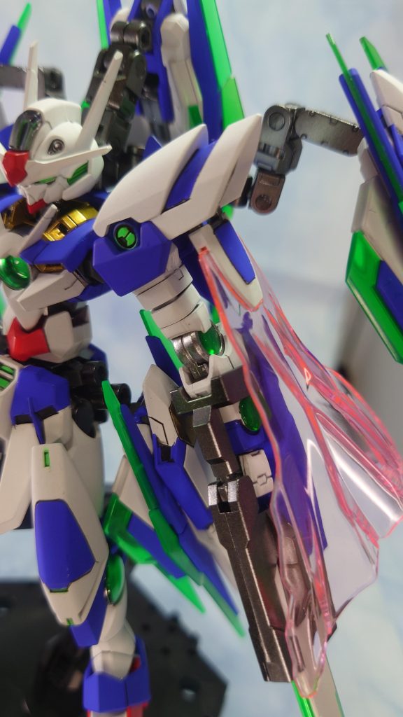 「丸みがあってカッコいい肩」という難題をクリアしてくれたリナーシタの肩。武器の問題から腕はダブルオーにしたかったので色々と試行錯誤してなんとか接続。腕軸をあれこれしすぎて二の腕に隙間が出るほど不格好になったのが最大の無念