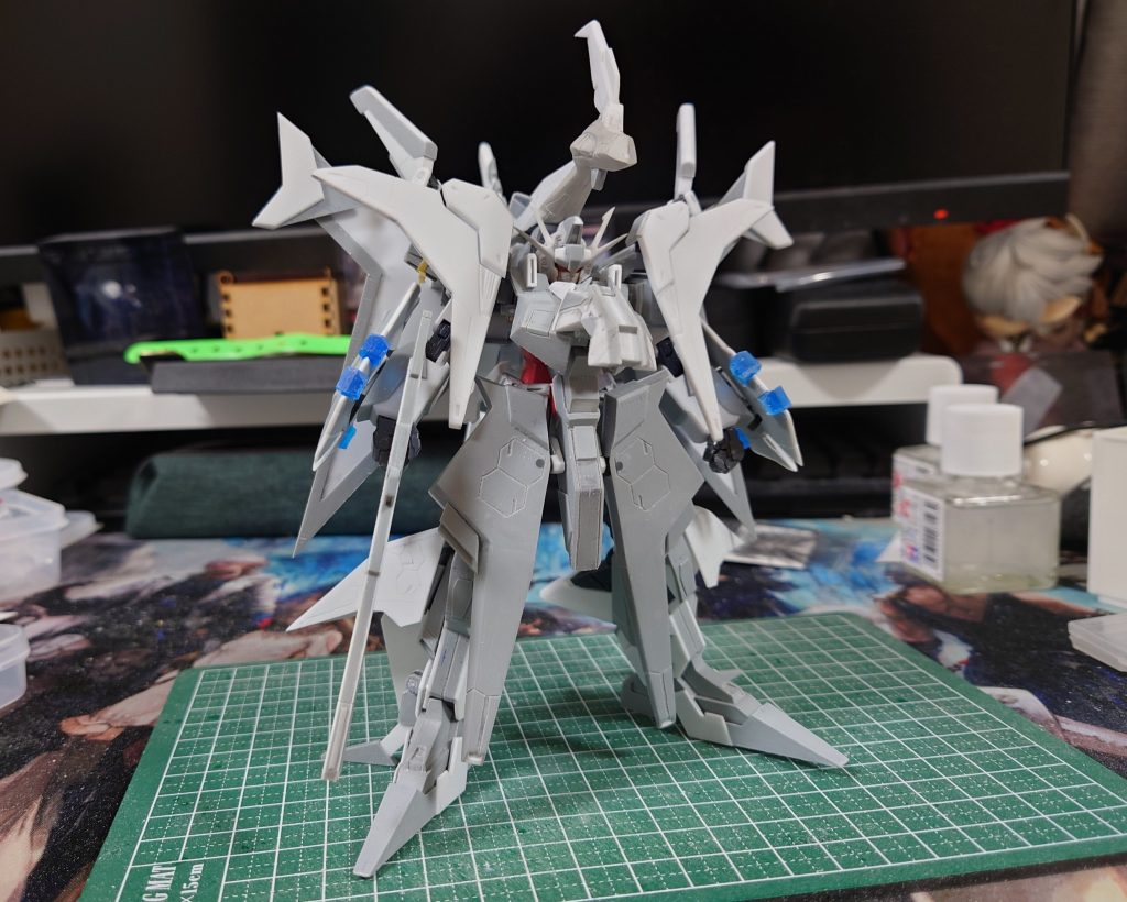 普段、プラ板メインでスクラッチしてますが今回どうしても作りづらい箇所がいくつかあってパテも使用しています。これから仲良くなっていきたいですね…使った箇所はフライトユニットの機首先端とコアガンの背面の赤いパーツと同じくコアガンのフロントスカートの一部に使用してます。