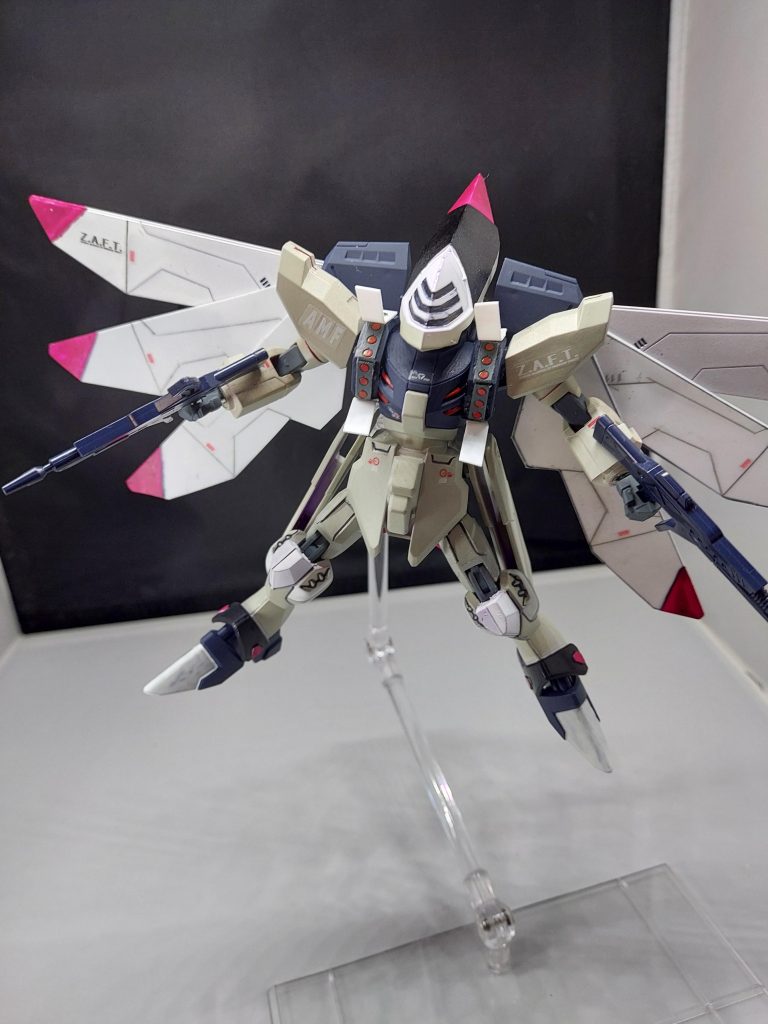 今回は胸あたりについているミサイルも再現✨設定では左右に12個づつで合計24個なんですが、そこまで再現できなかったので左右6個づつの合計12個半分になってしまいました( ̄▽ ̄;)ちなみにミサイルはライトニングバスターのを使用ミサイルカバーは悩みに悩んでネオジム磁石で塞いでる時と解放後は上下逆にして再現できるようにしました(-∀-`; )伝わるかな(^_^;)