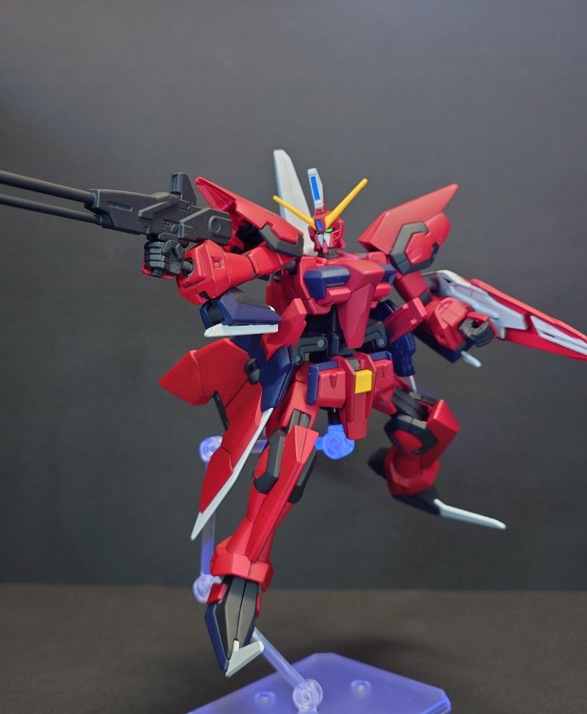 カメラアイは蛍光グリーンで塗装しているので発光します。ちょうど蛍光グリーンのみでいい感じの色になったので前回のストライクの時とは違いしっかりと緑に発光します。(笑)