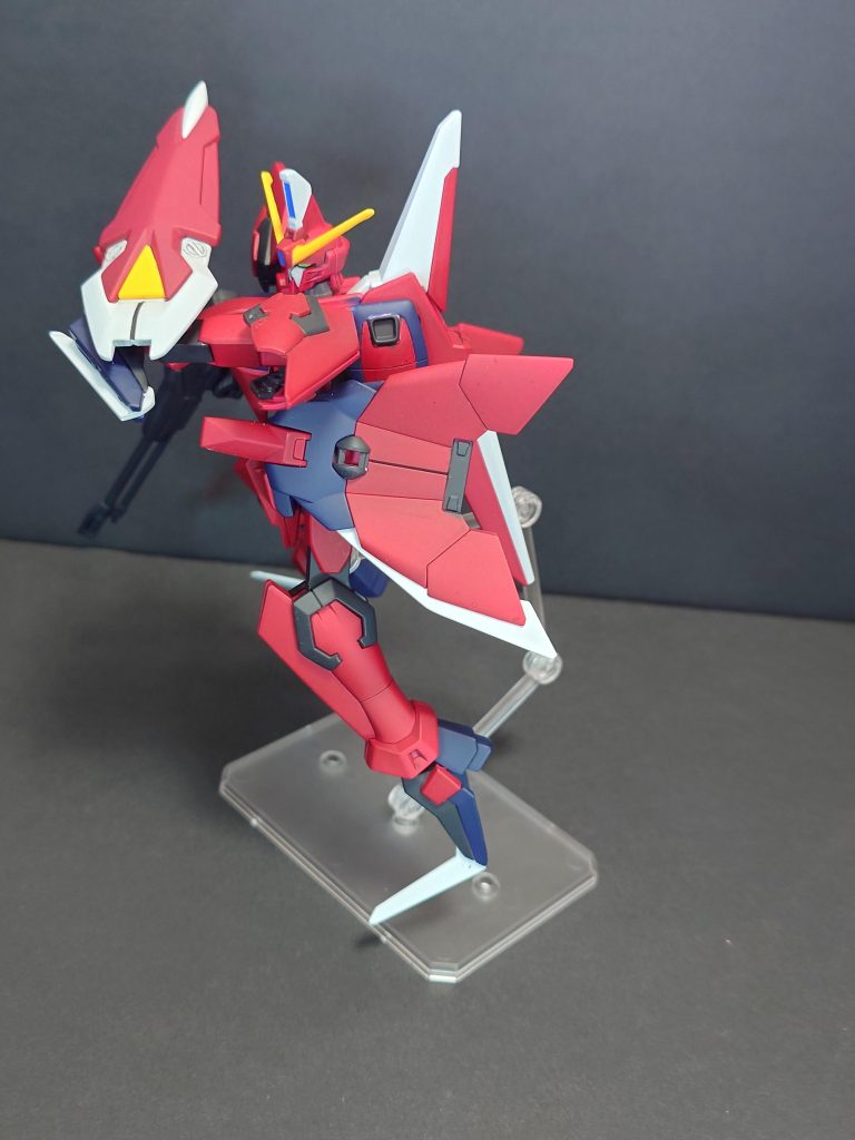 SEED劇中内での盾投げのポーズビームサーベルが付属していないのでとりあえず思いついたのがこのポーズだったのでしてみましたが腰が稼働しないので似せるくらいしかできませんでしたがいい感じになったかなと思います。 イージスといえばビームサーベル4刀流のイメージも強いのでビームサーベルの製作を考えているので製作出来たら更新する予定です。