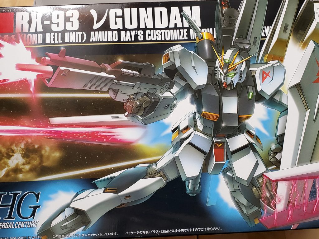 リバイバルガンプラしてから初のガンダム。やっぱりサザビーとヤクト・ドーガが手元にあればνガンダムは必須かなと。最初に適当に選んできたシナンジュHGから派生して、ユニコーン・クシャトリヤ辺りから、ジェスタくらいを作って…とするのが本来の流れなんだろうが、自分自身サザビーが好きで、それならサザビーから派生してヤクト・ドーガ、リ・ガズィ、νガンダムの『逆襲のシャア』を一通り作ったら終わろうと考えて居たのだが…途中でどうしても陸戦型のウェザリングしてみたくて、グフカスタムに手を出してしまったという流れ。結構時間かけて作ってはいるものの、合わせ目消しや、後ハメ加工なんかのやり直しがなかなか効かせヅラい箇所がどうしてもあるのがガンプラで…過去の失敗のイメージと言うか、そういう修正とかに時間をかけたくないなと思い、良いのか悪いのかわからんが、作る前にネットで色々調べるようになった。そうすると先人達の偉大なる記録が出てくる。νガンダムの特徴としてまず…MS本体にはほぼ合わせ目が出ない本体云々よりも武器、とりわけフィン・ファンネルを複数ちょっとずつ違うパーツ構成で作るのに時間がかかるバンダイさんの企業努力があれば消せると思われるビームライフルやバズーカにあえてやってるかのような最中構造で合わせ目が発生するため、そこの合わせ目消しバズーカの後部に装填してある弾頭の後ハメが面倒くさそうなのと、中に入るパーツだけあってディテールがほぼない。(逆に別パーツにして色分けしてくれてる方に感謝しろって話だがww)と、事前に調べた所はそういったところだろうか。なにやら武器系を作るのがしんどいみたいだから…