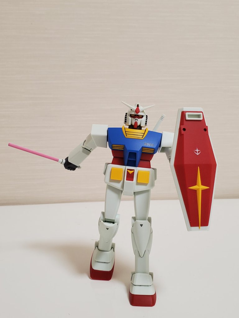 ビームサーベル抜刀!一応、太ももを少し下にずらすと若干股を開く事ができます。サーベルもB1の10を半分に切れば片方を抜き差しできます。サーベルグリップB1の1を使用すればHGUC等のビーム刃を使用できますが、敢えてピンクで塗装した物を使用。なんか、こう「ヤーッ!!」ってポーズが和みます。