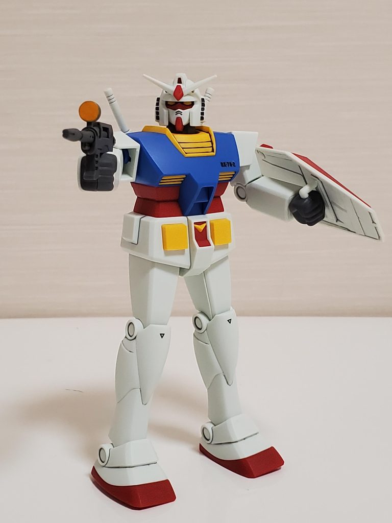 ビームライフルを構えて当時のキットとほぼ同じ可動域ですのでポージングは限られますね。股関節はプラモ狂四郎でも弱点とされてましたね。でもホッコリします(zaku-kao8)