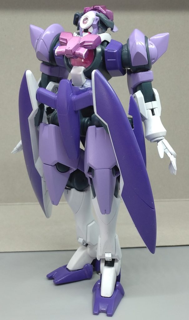 ① フロントビュー肩幅は3~4ミリ幅詰めし、腹部も上下に3ミリ幅増ししたはずなんですが、まだガタイの良さが残ってますね。