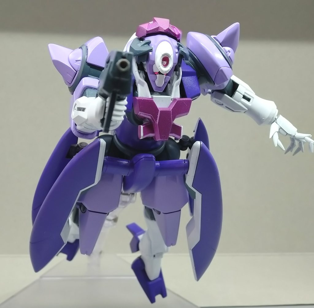 ④ ポージングジンクスの胸部のXパーツがリボンらしく見えるように塗装してみました。