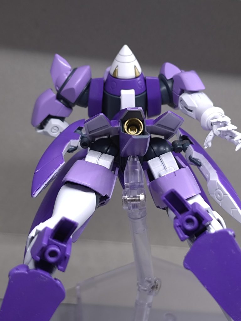 今回の試みは、スカート裏のホワイト塗装です。普段はグレー系で塗る箇所ですので、新鮮に見えるかと思いましたがいかがでしょう?この画角で見ると足裏の手抜きがバレバレですね。足をスリムにする改造のため、裏にプラ板貼ったまま特に手入れしてません。