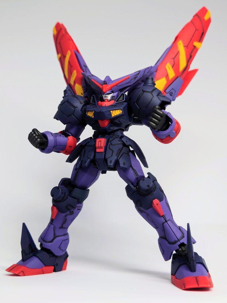 羽はばっちり上がってくれて良く動くのでポージングの邪魔にもならなくて良いですね。普段背景は黒を使っているのですが機体が暗めのカラーなので今回は白背景を。白背景はガンプラの撮影を始めた当初全く綺麗に撮れなくて半ば封印していたのですがその時よりはマシかなという程度でやはり難しいですね…光の数と当て方の問題でしょうか？