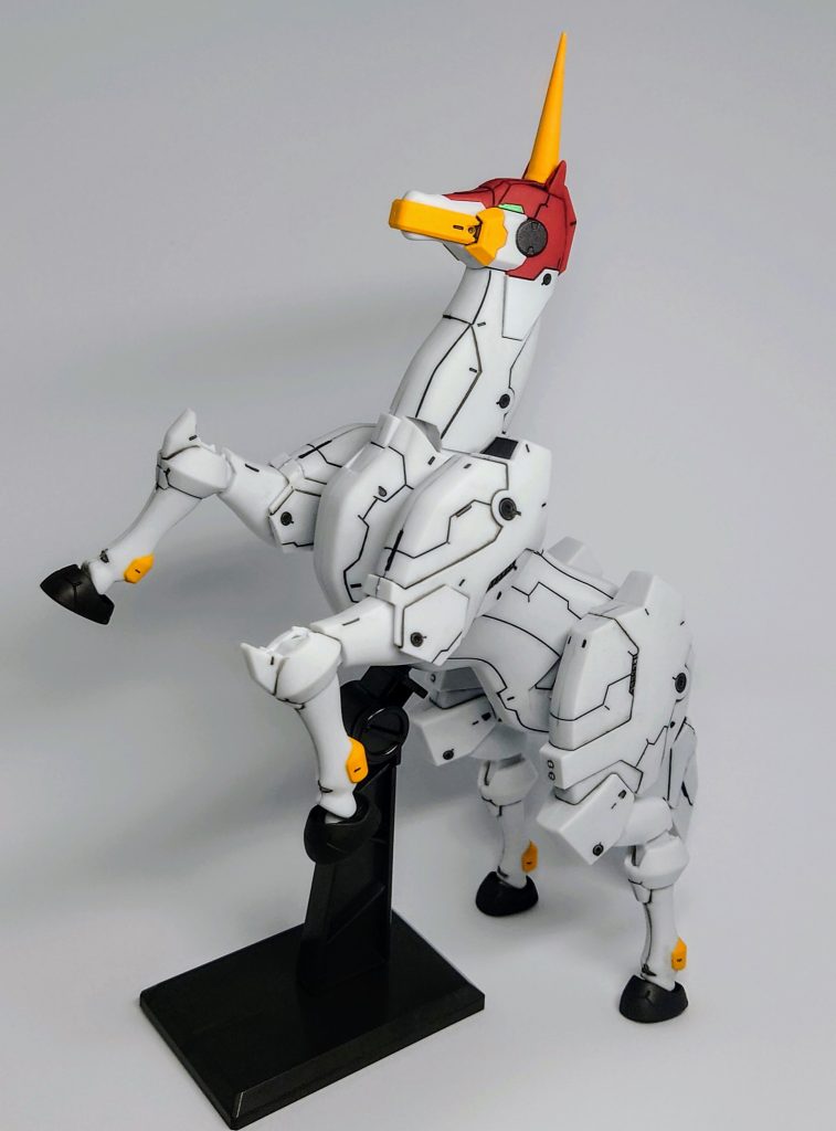 HGのようなほぼポーズ固定という事も無く大分自由に動かせるのは嬉しいですね。強いてあげるなら首というか顔の部分が動かせないくらいでしょうか。