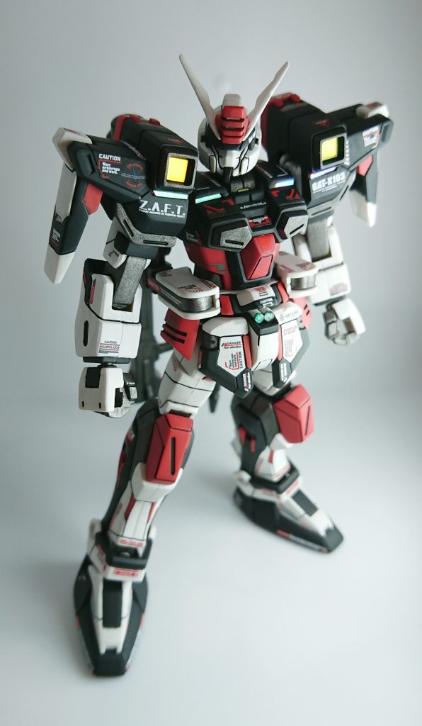 まずはシンプルバスターさんです。カラーリングを自分好みに寄せた程度でプロポーション改修などはしていません。でも頬のオレンジの部分は不要!と割り切って切り飛ばしました笑