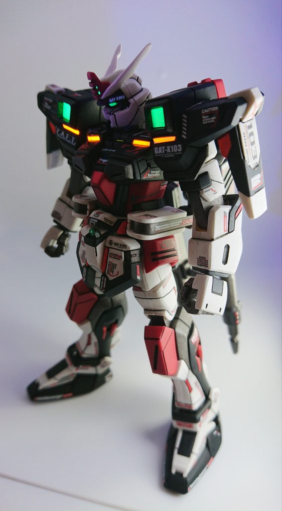 肩アーマーを左右逆に取り付けて結果前後が逆になります。前面がセンサー?になり背面がミサイルポッドになります。それもなくしちゃうんですけど💧ツインアイは蛍光塗装ですがそれ以外の発光部分はスジ彫り用のガイドテープにキラキラ透過シールを重ねて張り付けてあります。