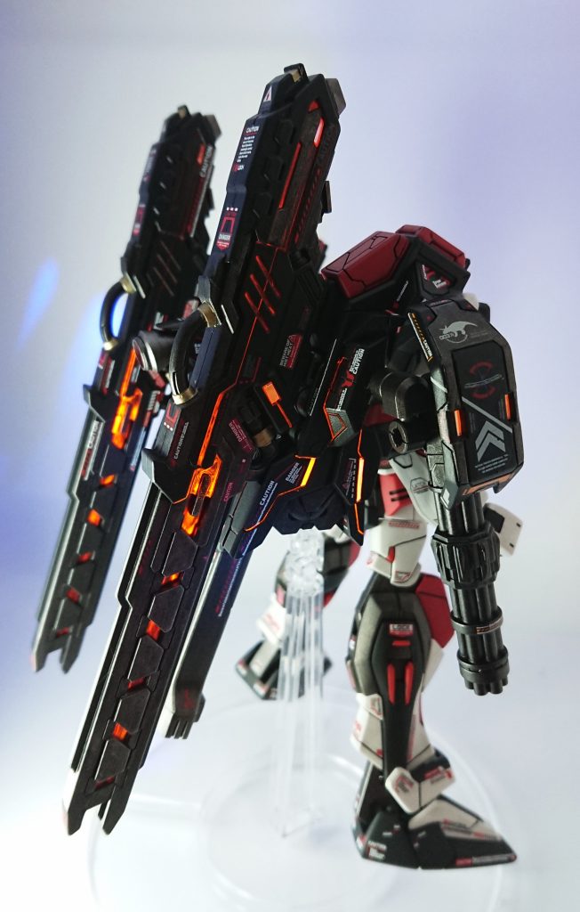 武装にエネルギーチャージ風のエフェクトのつもりで蛍光塗料や蛍光テープを張り巡らせてありますがブラックライトが一部しか照らさず思ってたよりも地味でした。