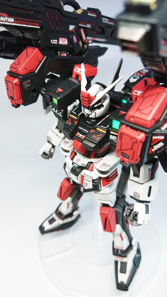 胸部や足は黒に見えますが黒と緑とアクリジョンベースグレーを1:1:1で作った色で塗装しました。肉眼で見ても黒でした笑