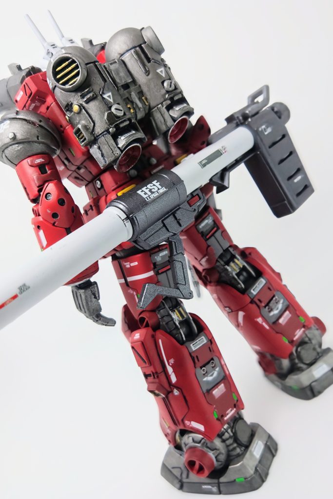 又、今回のカスタムで個人的にやろうと決めていたのが、ハイパーバズーカの装着と関節にマイナスモールドを付ける改造。バズーカは、RGガンダムver.2.0を参考に装着出来るようにしましたが、ガンキャノンが中距離支援ですし、WB隊でガンダムと一緒に配置されているので、バズーカを装備してても問題無いよね？と、勝手に考え装着出来る様に改造しました（笑）。