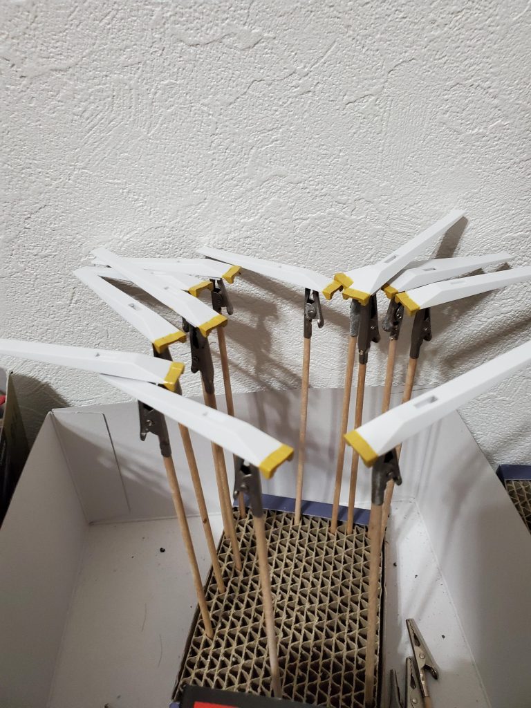 ファンネルのこの部分も部分塗装するハメになった。これも2枚ずつでパーツ番号が違って、切り離して裏に一応書いてる。さっきのパーツとこれ切り離してゲート処理して塗るのでもう4時間くらいかかってしまった。あとはこれの塗料のはみ出しをカンナがけをしないといけないし、残りのパーツの組み込みであと数日は取られそうだ…新しいMSを作るにしても、昔と違って『作って終わり~』じゃない。何をするにしても『これを組つけたらここ部分塗装必要なのにやりにくい、もしくは綺麗に仕上がらないな…』なんて考えて時間がかかってしまうけど、それもまた大人になって塗装したりゲート処理して『組み立てるだけじゃなく、自分の思う綺麗に仕上げる!をやりたいんだ!!』という欲求あってこそだから、時間はかかると思うがそこを楽しんで行こうと思う。