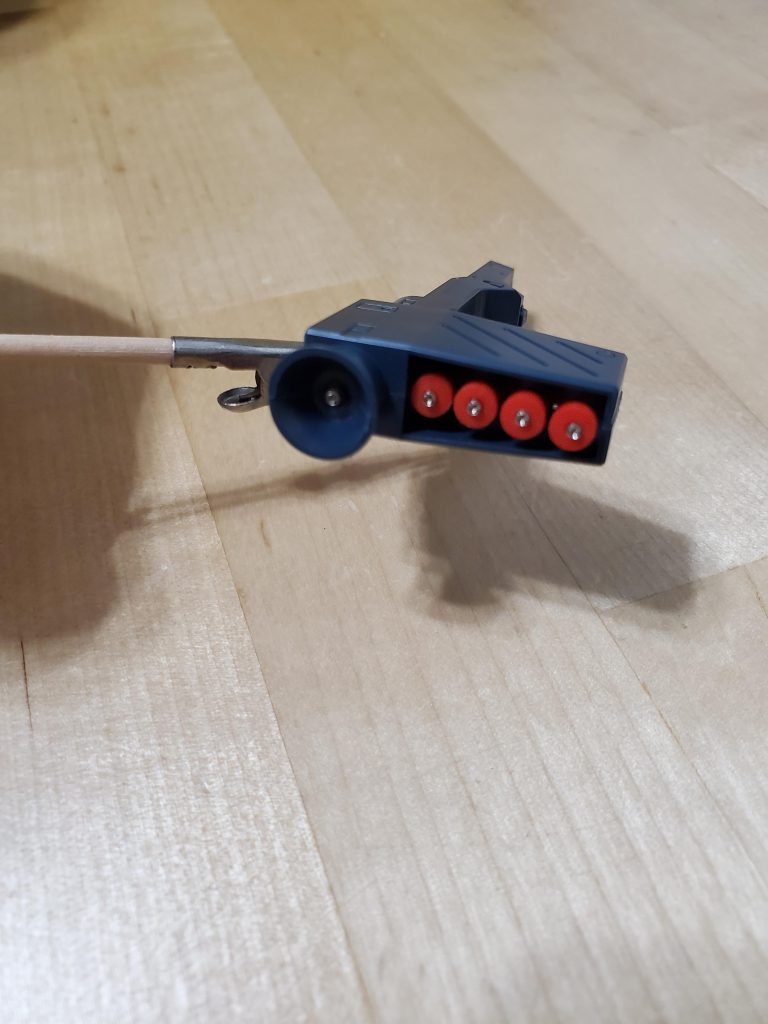 バズーカ弾頭はそもそも全体塗装するわけではないし、成型色生かして部分塗装しかしない以上、合わせ目さえなければ問題ないから後ハメなんていらん事に途中で気づいた。サザビーの腹部メガ粒子砲に取り付ける用に買ってたプラグのようなものを弾頭後部とバズーカ後部につけてみたけど…手持ちの道具ではこれが限界だった。もう数種類ドリルがあれば弾頭後部にザグリを入れ、その中にプラグをはめ込んでやればもっと弾頭の推進装置みたいな見た目になったかもしれないなと。これはいずれ修正するかも。