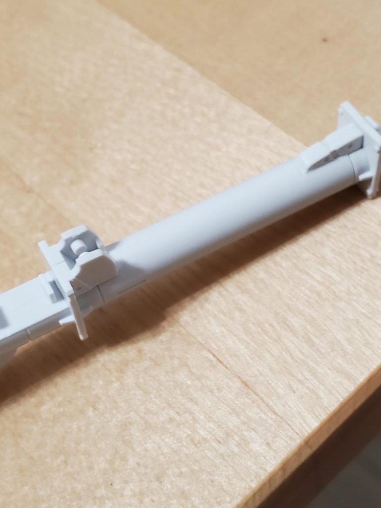 先に武器系からいこうと。バズーカの合わせ目消し。やっぱり流し込みタイプは苦手…どうしてもどこかで合わせ目が残ってしまう。恐らく塗料とかの癖と貧乏性で刷毛先に付いた余分な接着剤を濾してしまって流し込み方が足りないんだろうけど…いまいちいい塩梅がわかってない。流し込みタイプで『ムニュ』らせて、ある程度乾燥したのを見て残った合わせ目を手持ちのアロンアルファで盛り、それも乾燥して合わせ目を消し出すから余計に時間がかかるし、アロンアルファが要らんところに流れ込んでそいつの処理に手間取って…みたいなことが今回はこのバズーカで起こりました。まぁデザインナイフで何とかなりましたけど、余計に時間がかかってます。