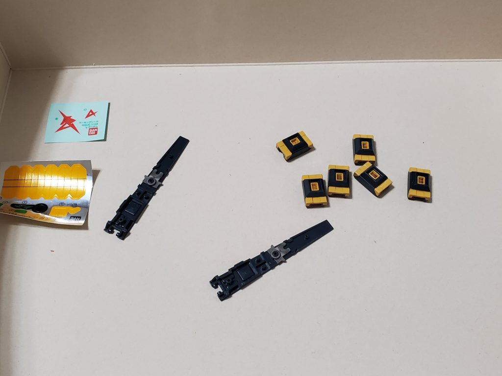 問題はコイツら…この黄色い部分のパーツの色味を合わせるために、黄色パーツはおろか…