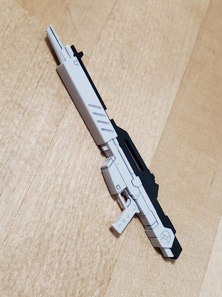 流し込みタイプスミイレの塗料拭き取る前で少し汚いけど、ビームライフルの完成度は全然悪くない。