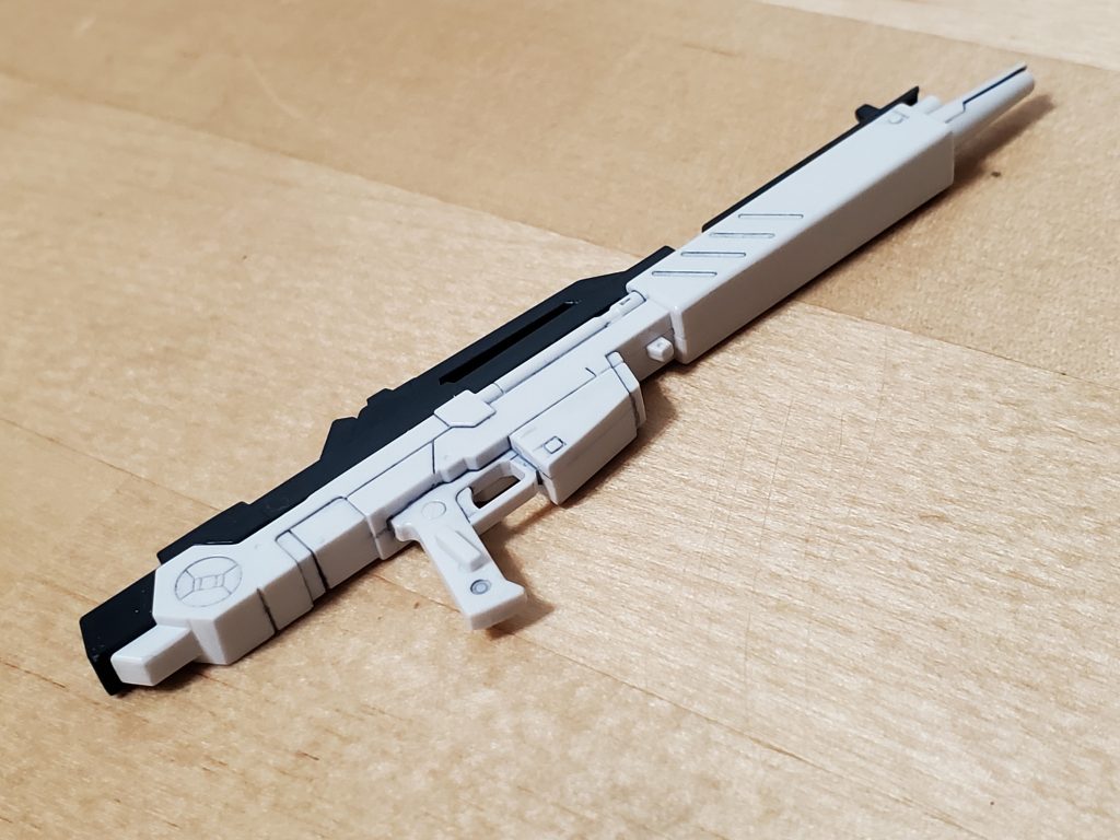 ビームライフルは意外といい感じ。流し込みタイプで一回では消せんかったけど、上記の方法でアロンアルファが変なところに流れ込む事もなく合わせ目は消せた。(真ん中あたり残ってるけど)今まで赤いMSや青いMSだったけど、白のパーツってアロンアルファはもちろん、パーツ自体の白化もあまり目立たなくて、ガンダム系は作りやすいのかも知れない。