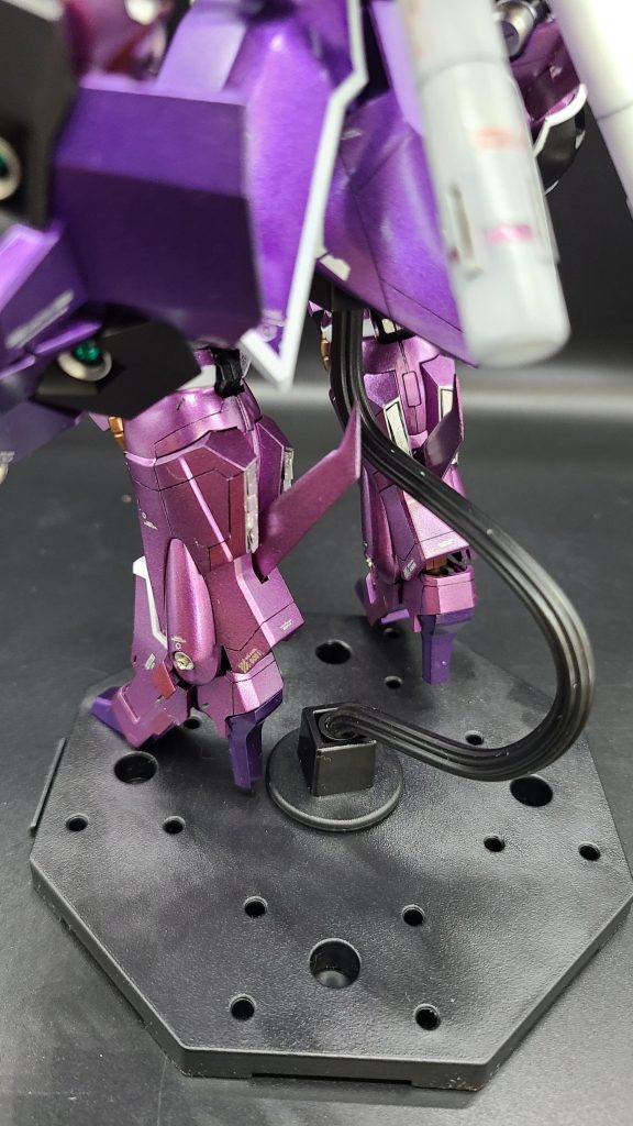 脚部はスジボリをかなり、追加してます。かかとのラインが私のお気に入りポイントです(*^^*)キレイに仕上がりました！