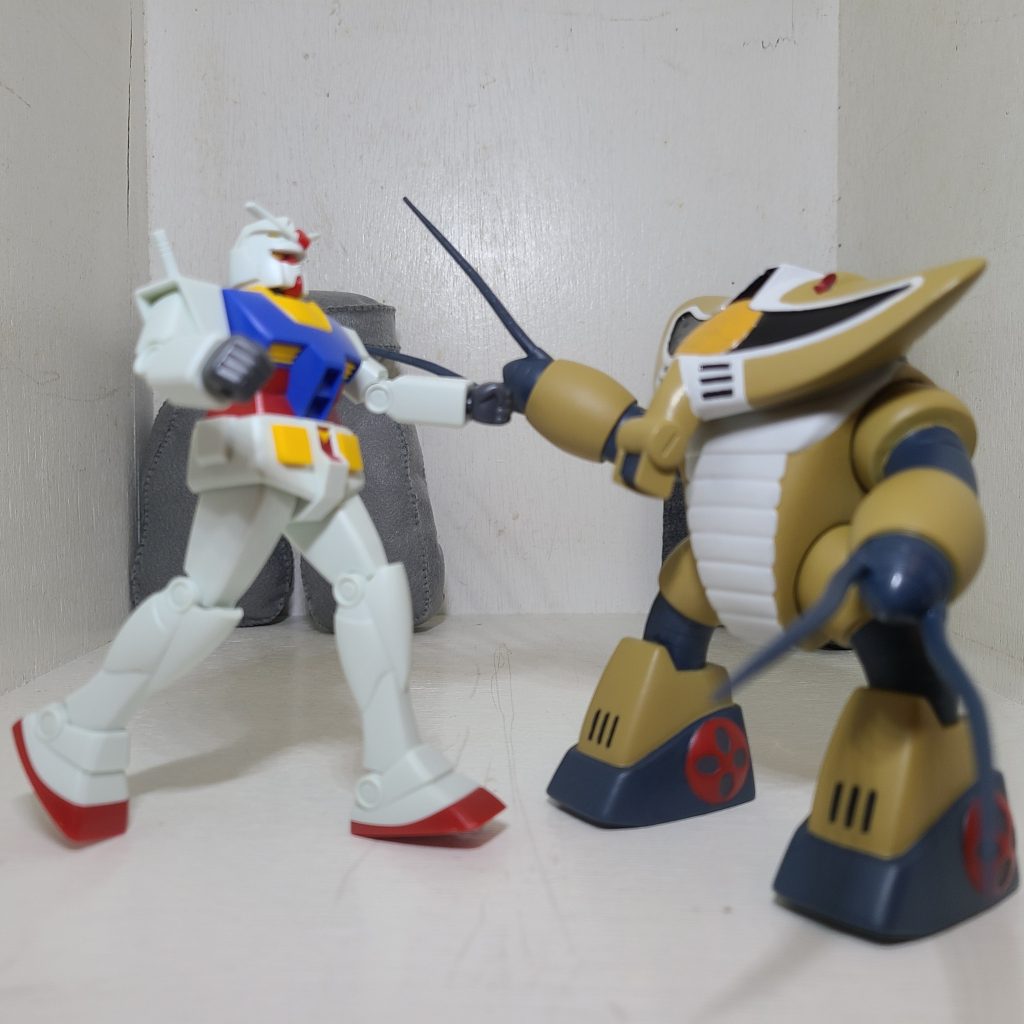 ベストメカコレクション1/144ガンダムREVIVAL Ver.とツーショット。なんかしっくりくるな~☺