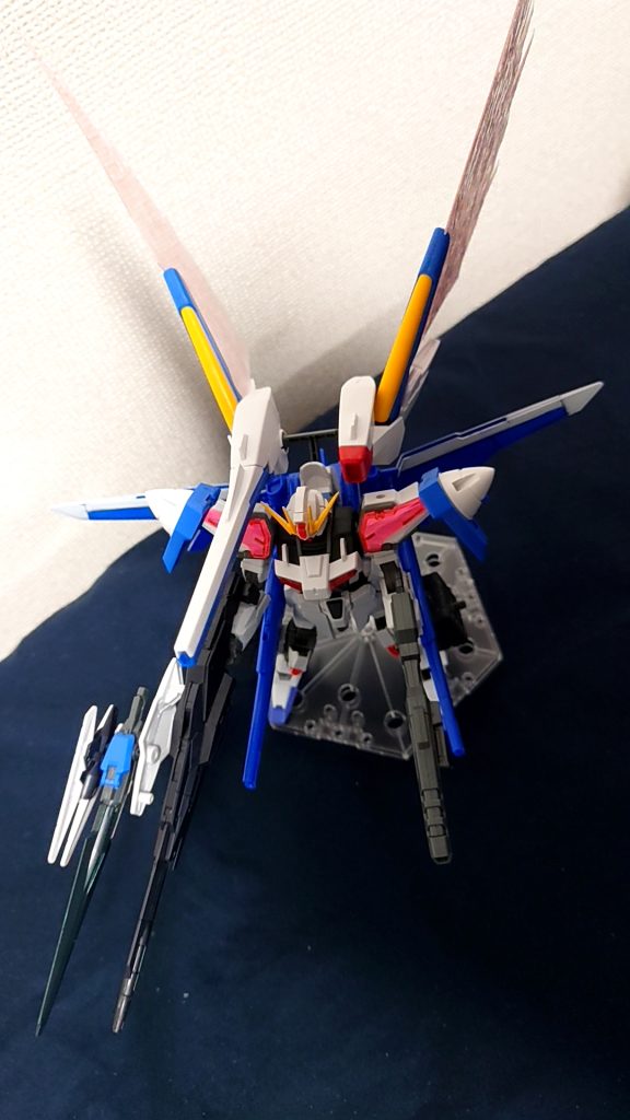 ユーラヴェンのライフルにはビットとGNソードが付いており、近距離に来られたらスプレーガンとGNソードビットで対応します