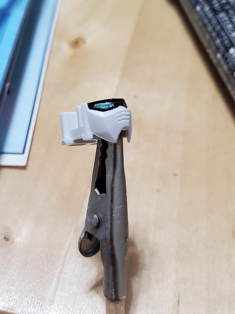 ガンダムマーカーのブラックと、ガンメタグリーンってヤツで地道に塗って、はみ出てはその箇所を修正…