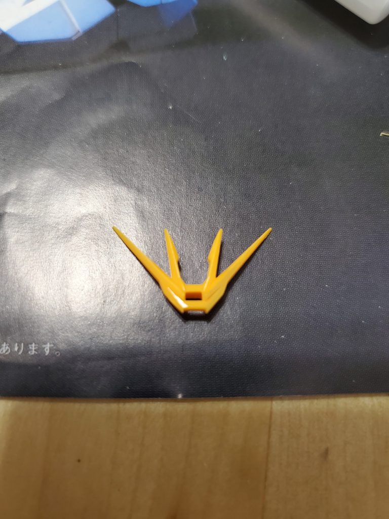 ついでにアンテナのシャープ化と他のオレンジ部分の色の統一のため、他のイエロー部と同じ塗料で部分塗装。